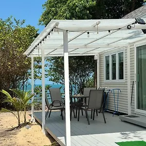 Vakantiehuis Brand New Beachfront Tiny Oniro